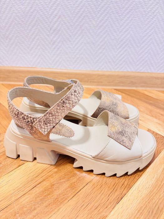 Стилни дамски сандали с модерна визия