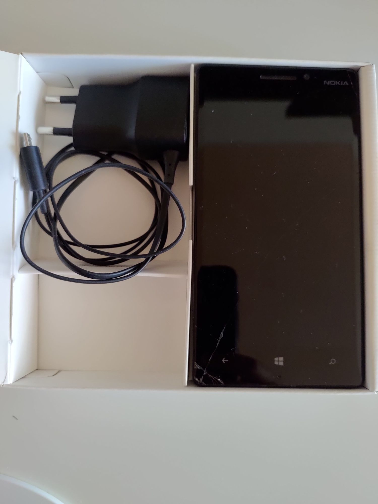 Telefon Nokia Lumia 930 cu Windows 10 mobile