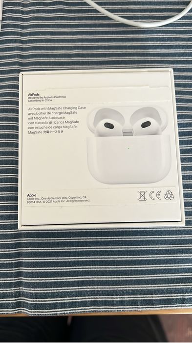 Airpods 3 cu carcasă de încărcare MagSafe