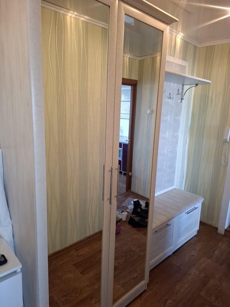 Продам прихожую белую