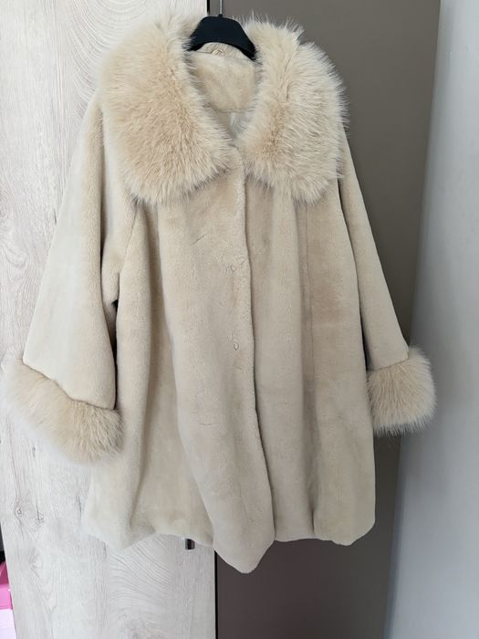 Късо зимно палто с пух в бежаво