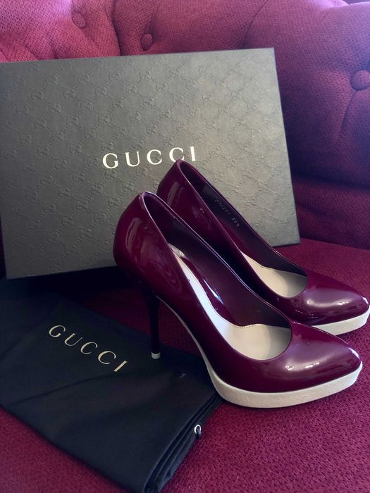 GUCCI Pebbled-rubber patent-leather pumps red