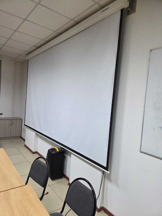 Продам за 120тыс тг экран для проектора 300Х300