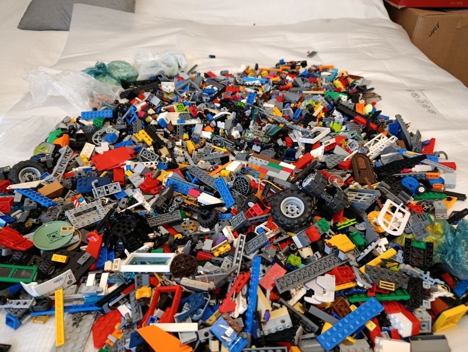 Vând lego 1kg=80  lei.      5kg=400lei