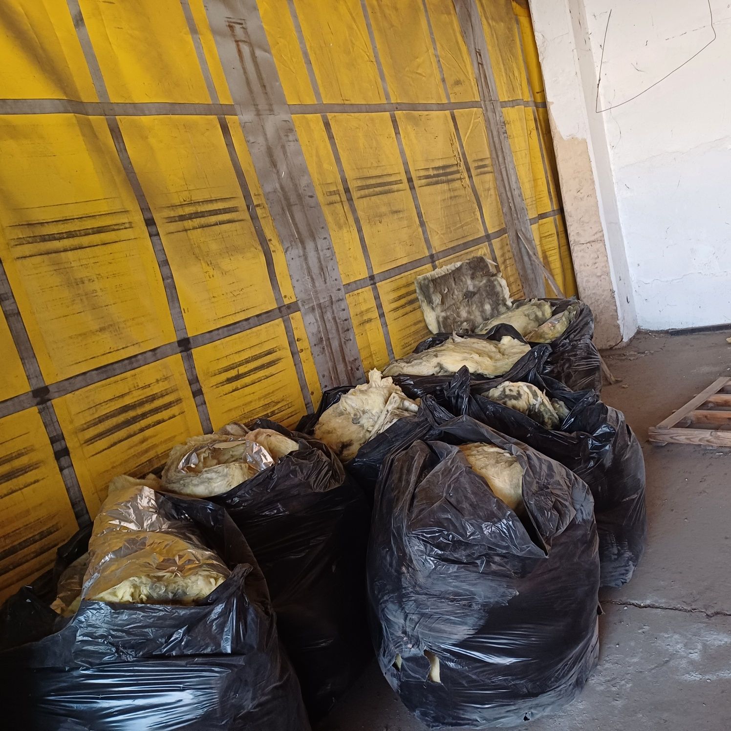 Vând vată minerală ce se vede în poză