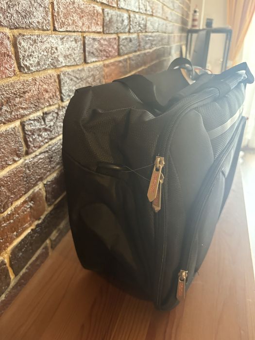 Нова American Tourister чанта за ръчен багаж с етикет