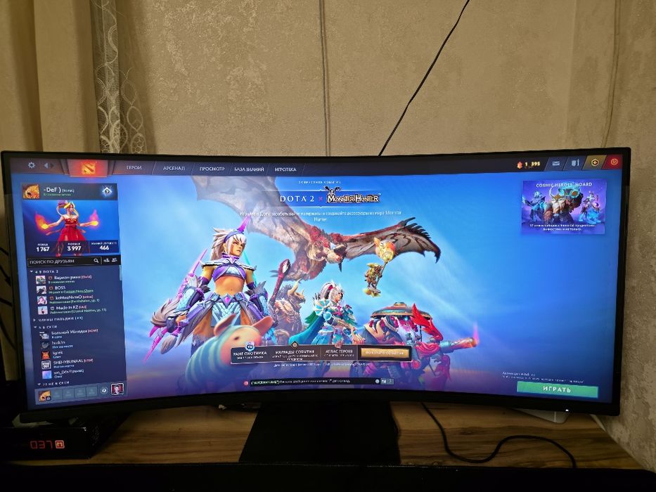 Компьютер в полной сборке с монитором, клавой, ковриком и мышкой