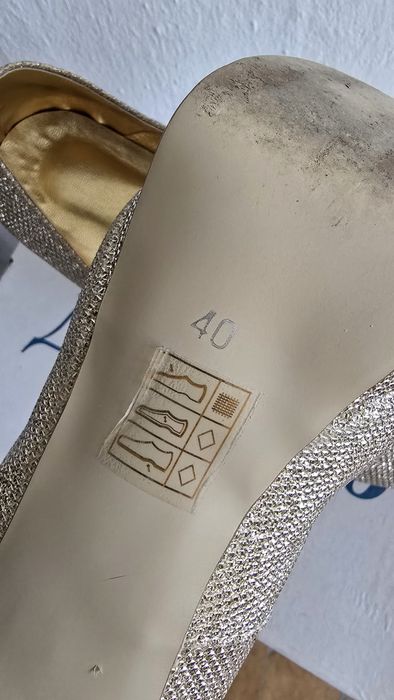 Златни обувки на ток