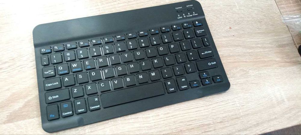 Tastatură Bluetooth compactă pentru tablete și telefoane. Wireless.