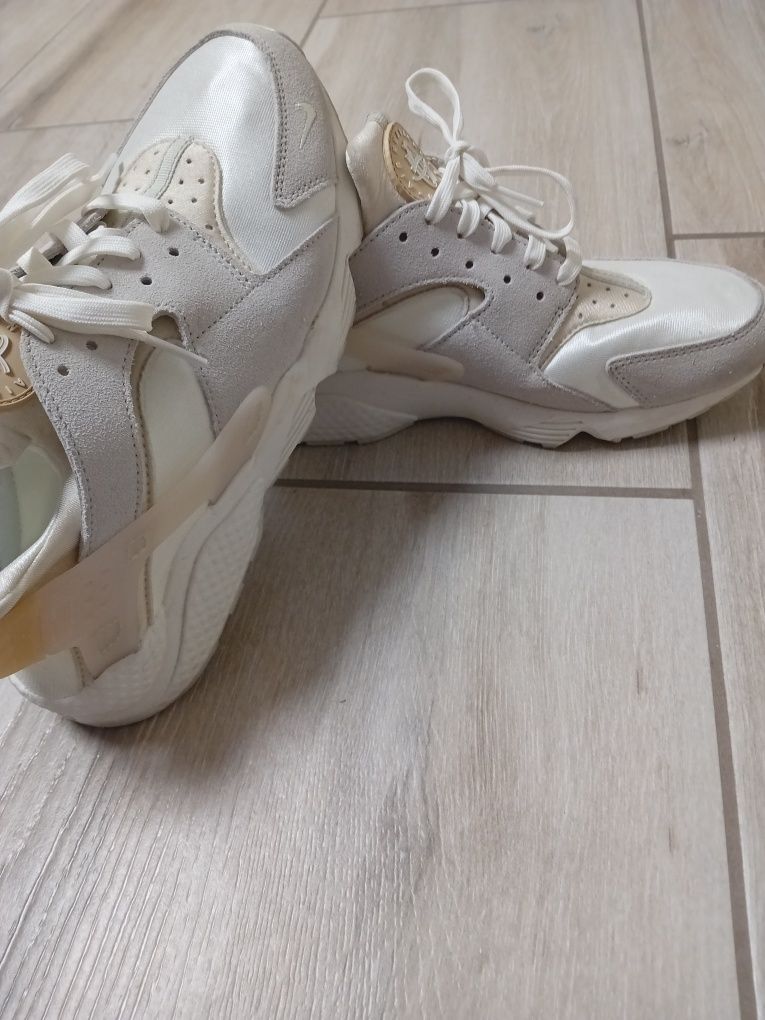 Маратонки NIKE AIR HUARACHE 42 като нови!!