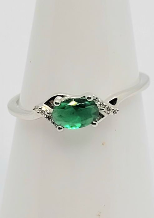 Inel din aur alb de 9k cu smarald și diamante