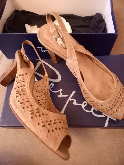 Босоножки кожа новые бежевые с бантом, на высоком каблуке и замшевые б