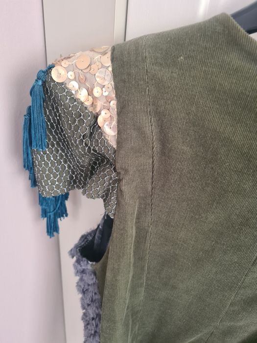 Vestă accesorizată