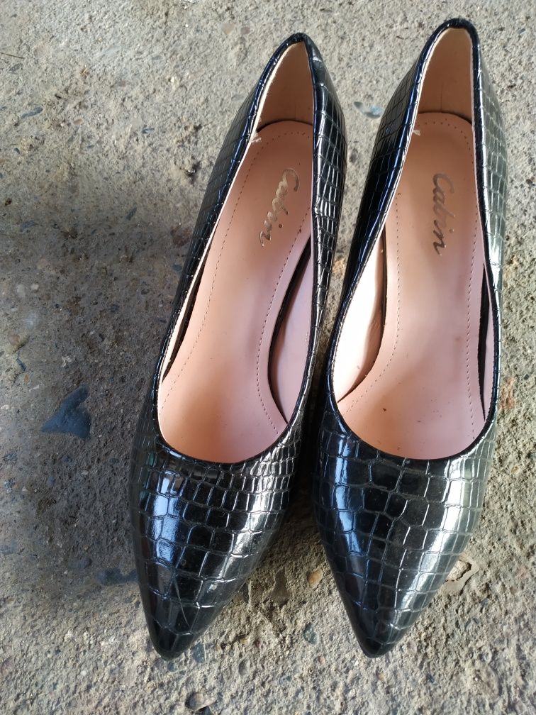 Дамски, черни елегантни обувки на ток. Нови