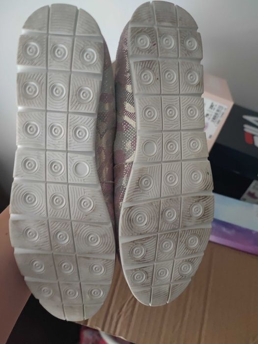 Обувки / маратонки / пантофки