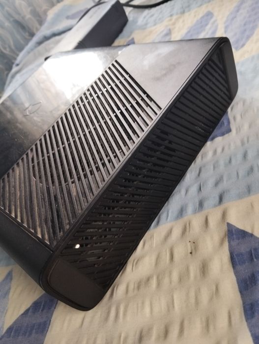 Vând Xbox 360 cu consolă