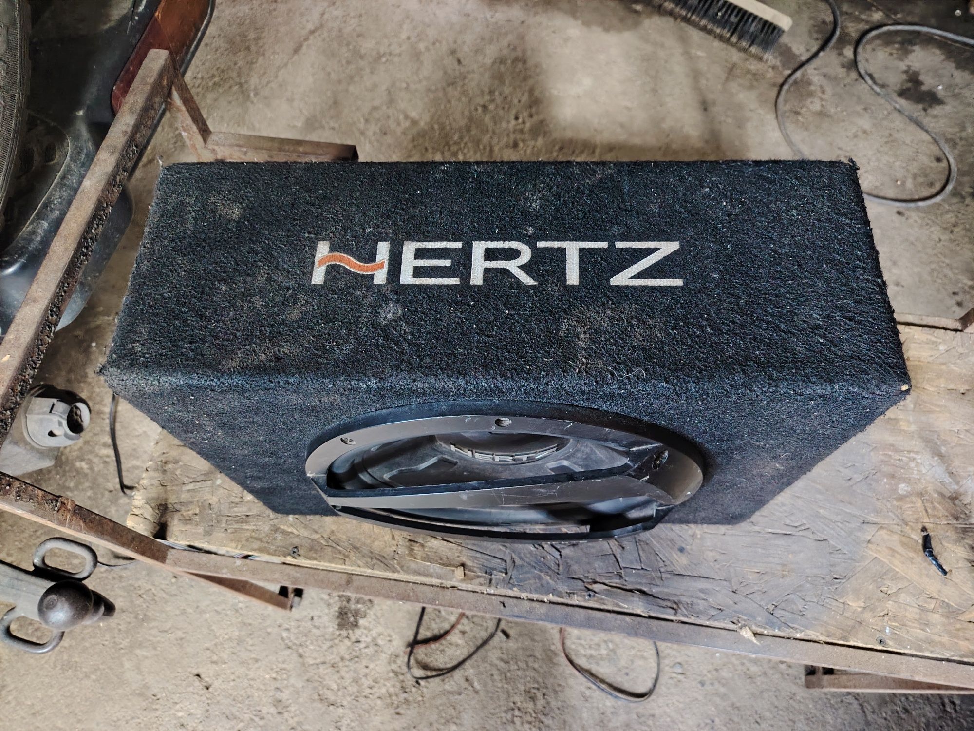 Бас каса с усилвател HERTZ