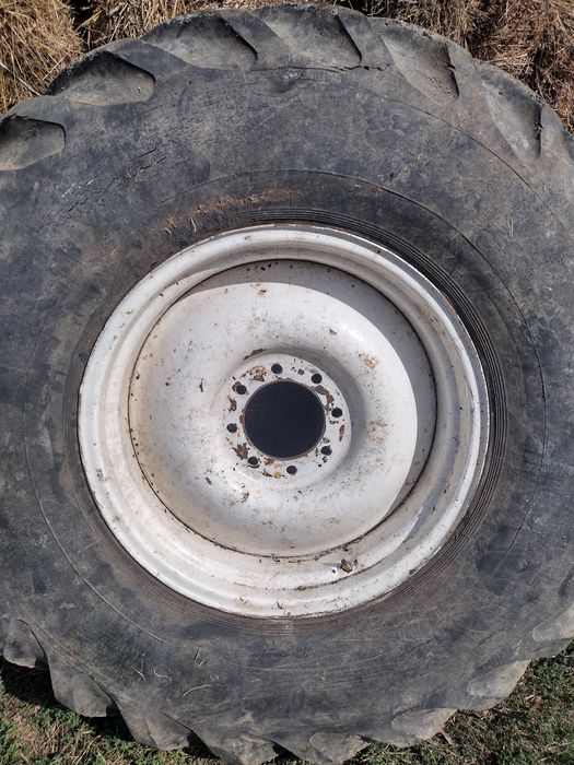 Vând 2 buc.cauciucuri 18,4/15/26