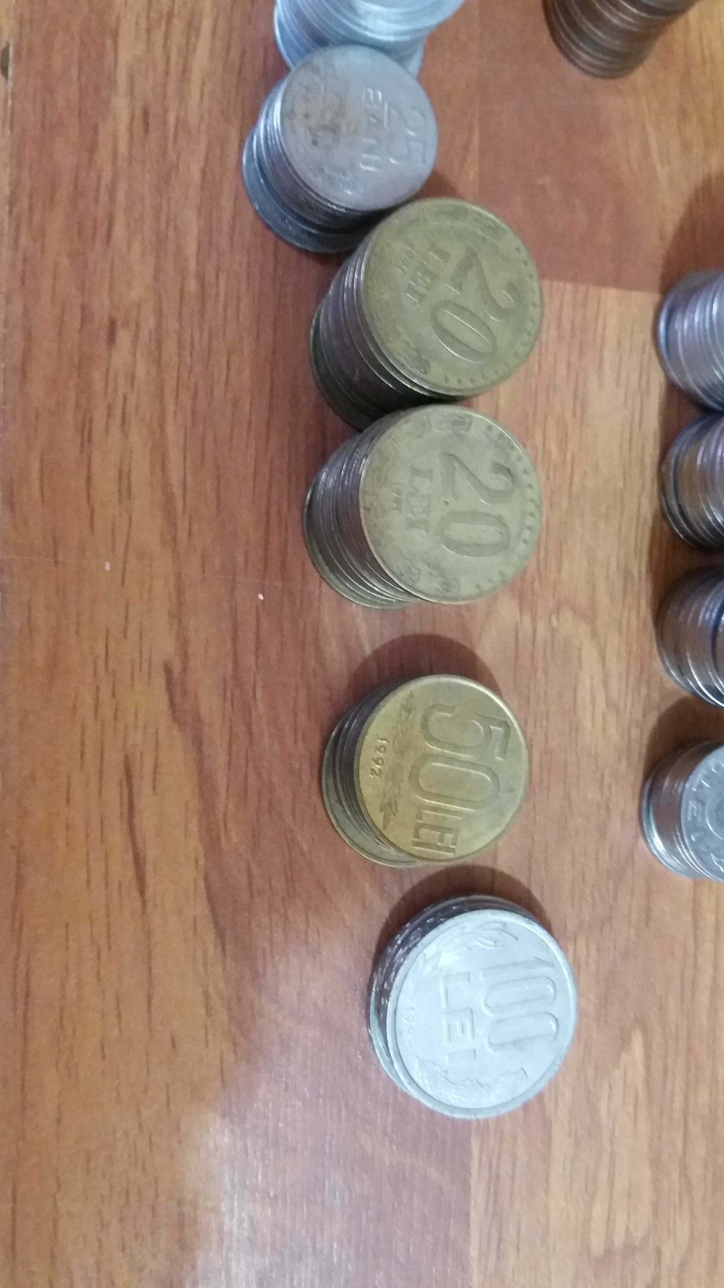 Se vinde monezi vechi și bancnote după cum se vede in poza 546 bucăți