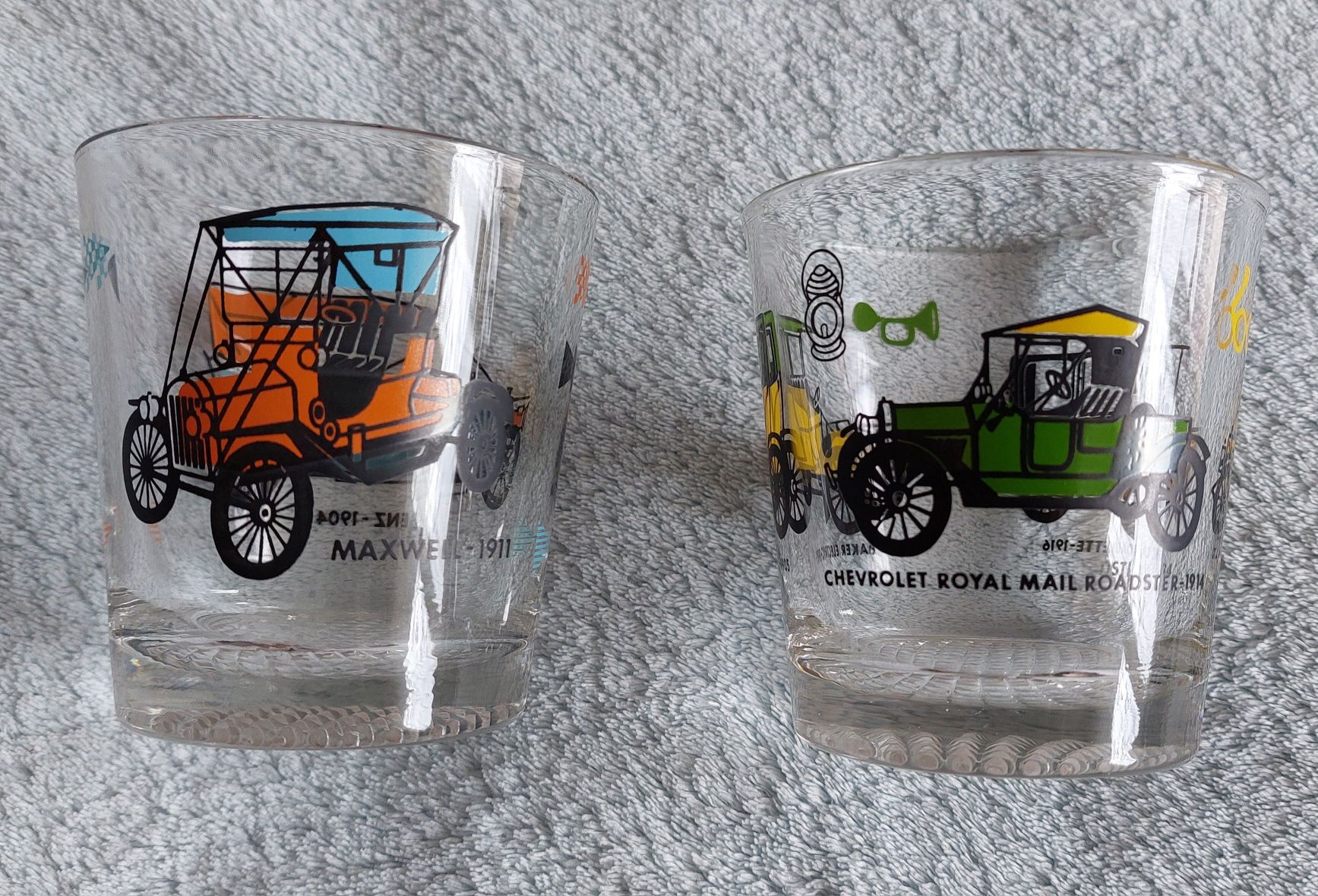 Стъклени чаши с ретро коли