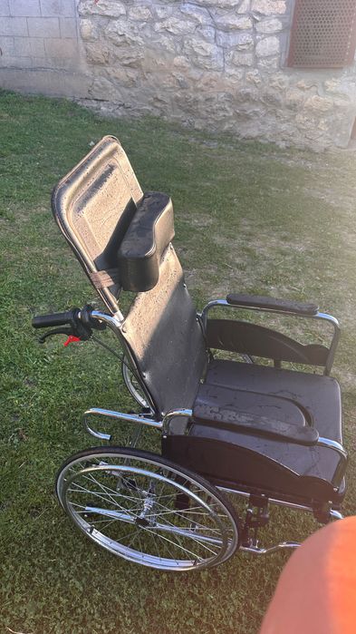 Carut cu rotile pentru persoane cu handicap