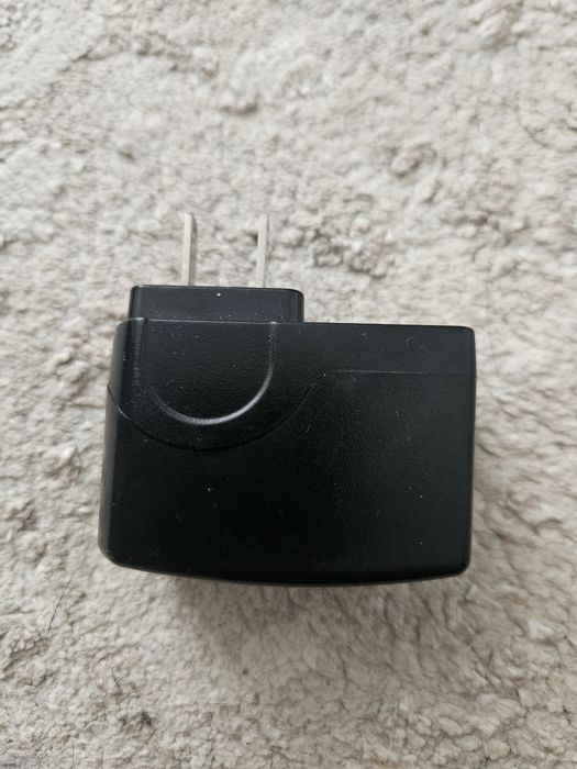 Продам оригинальную зарядку Lenovo