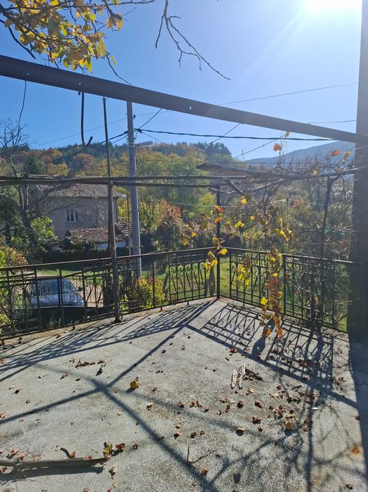 Продава се парцел с къща в с. Горна Диканя