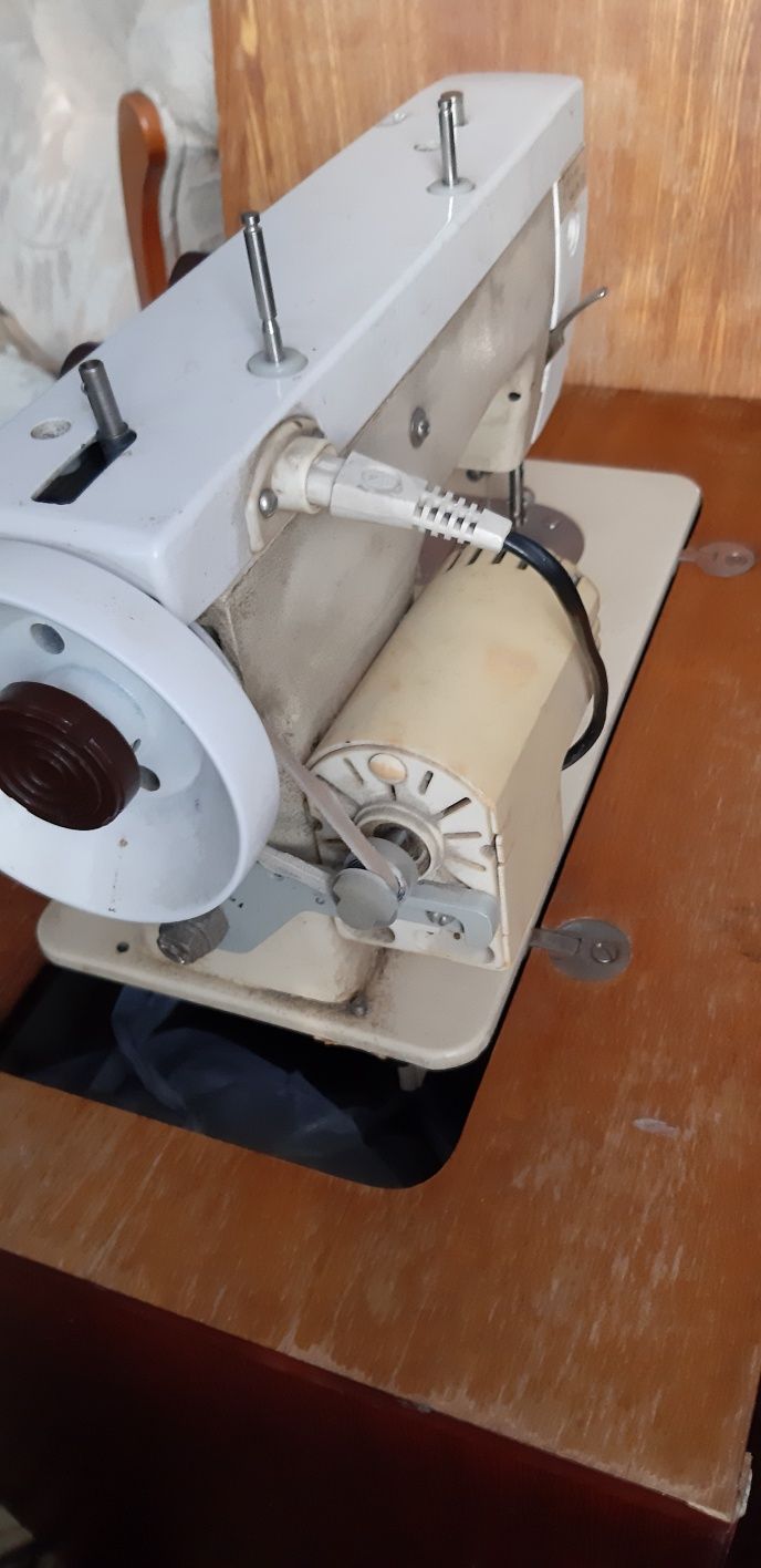 Машинка швейная с приводом Чайка