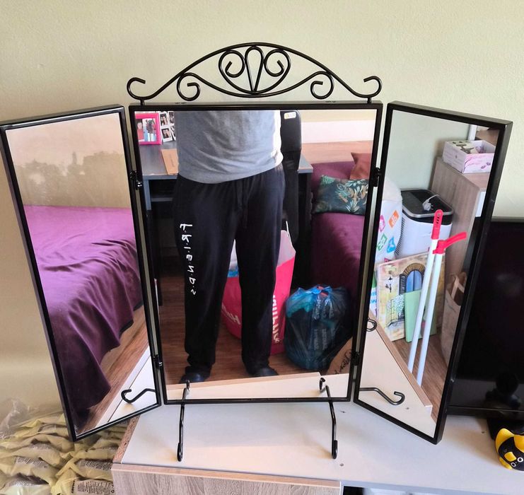 Тройно огледало с метална рамка и закачалка за бижута