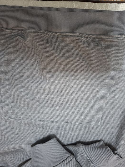 Лек суичер за момче светло сиво с качулка