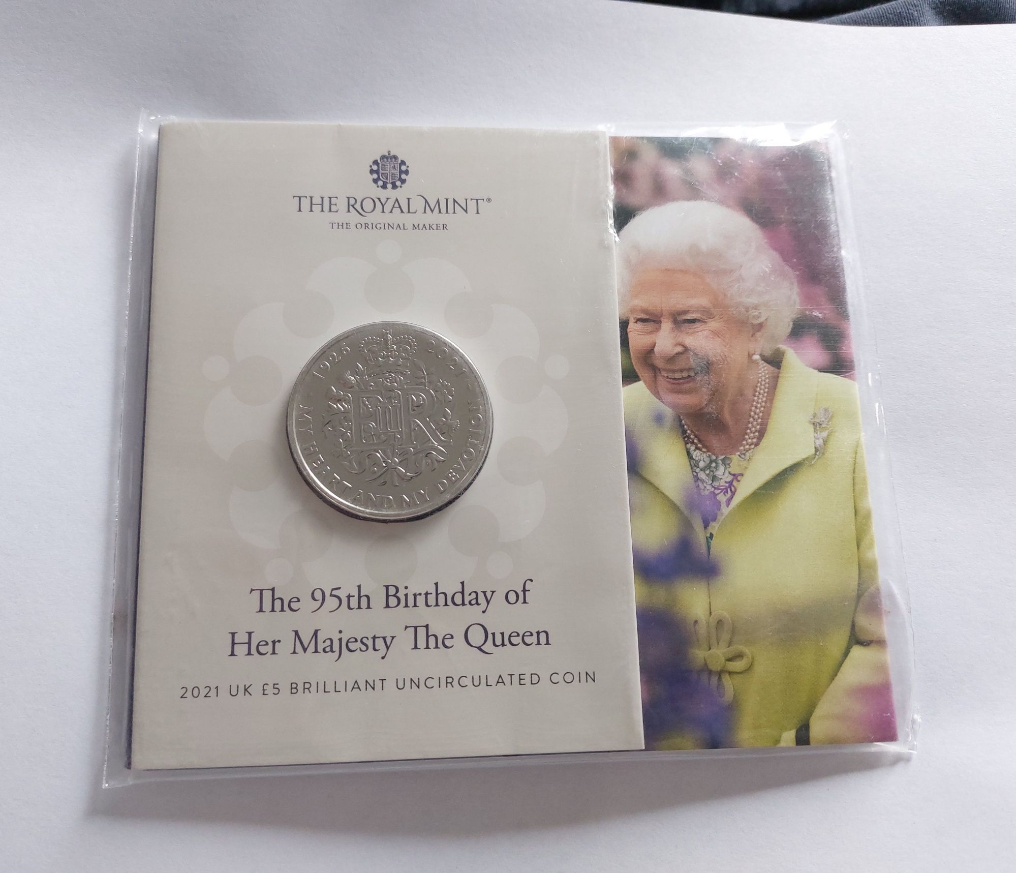 Moneda proof dedicata Reginei Angliei
