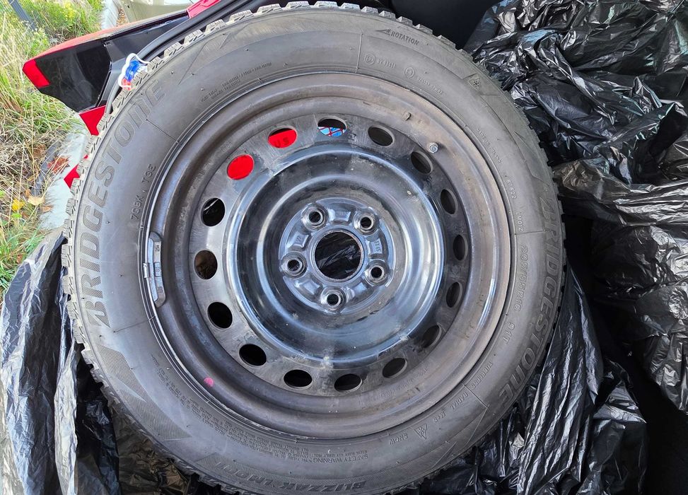 Зимни гуми Bridgestone 205/55/R16 с метални джанти (Тойота)
