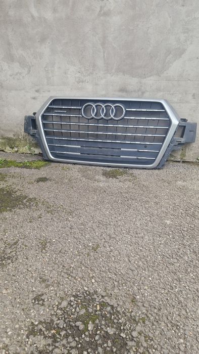 Grila centrala Audi Q7 4M  cu locaș senzor parcare