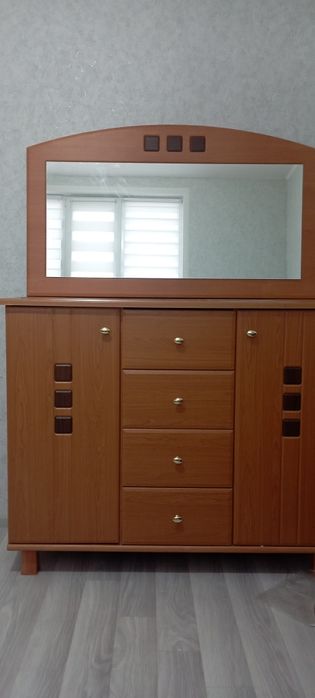 Продается комод с зеркалом в хорошем состоянии