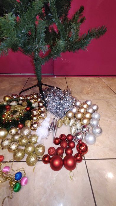 Brad artificial cu decorațiuni
