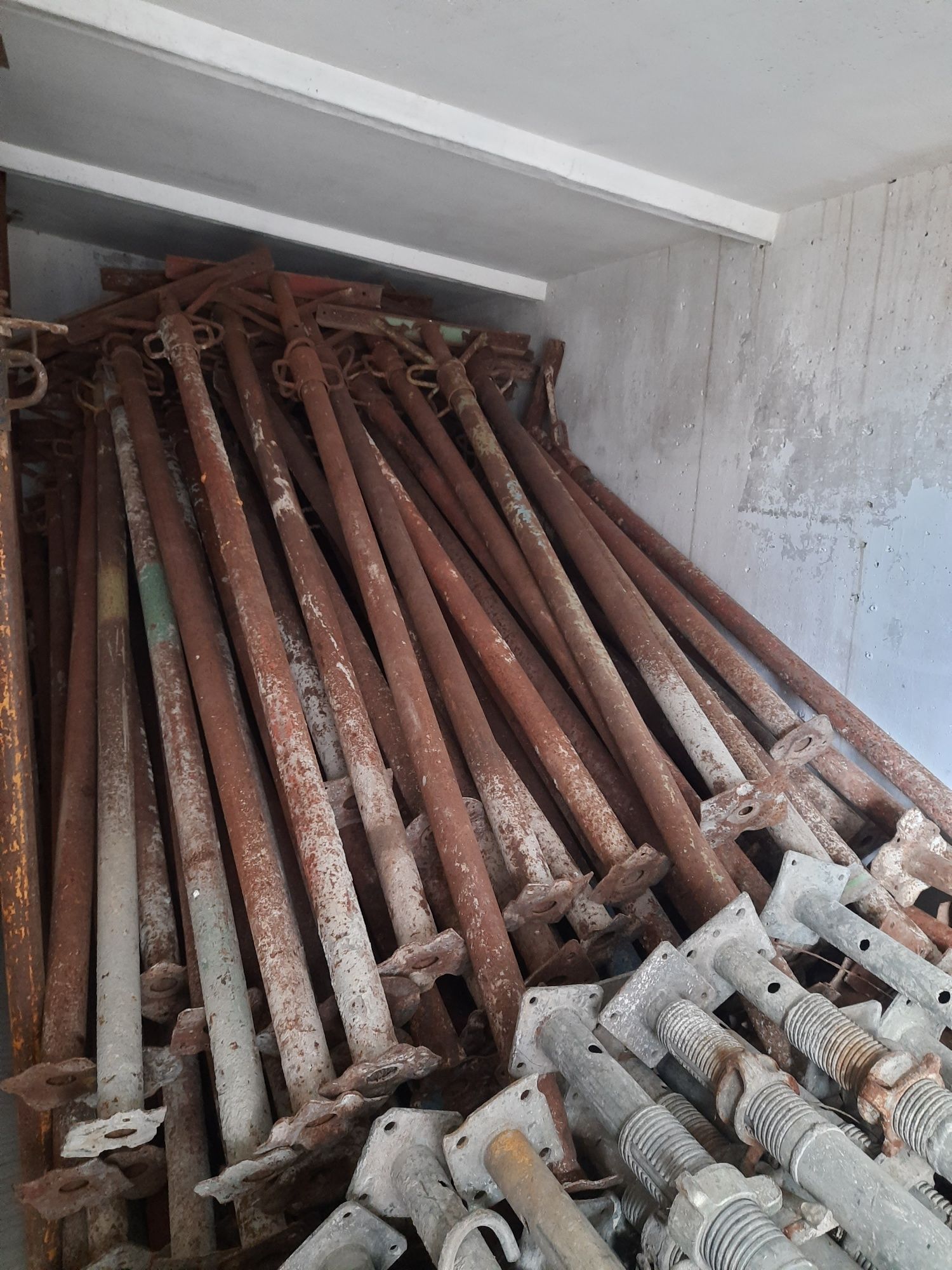 Popi metalici DE ÎNCHIRIAT și Mai compactor WACKER NEUSON