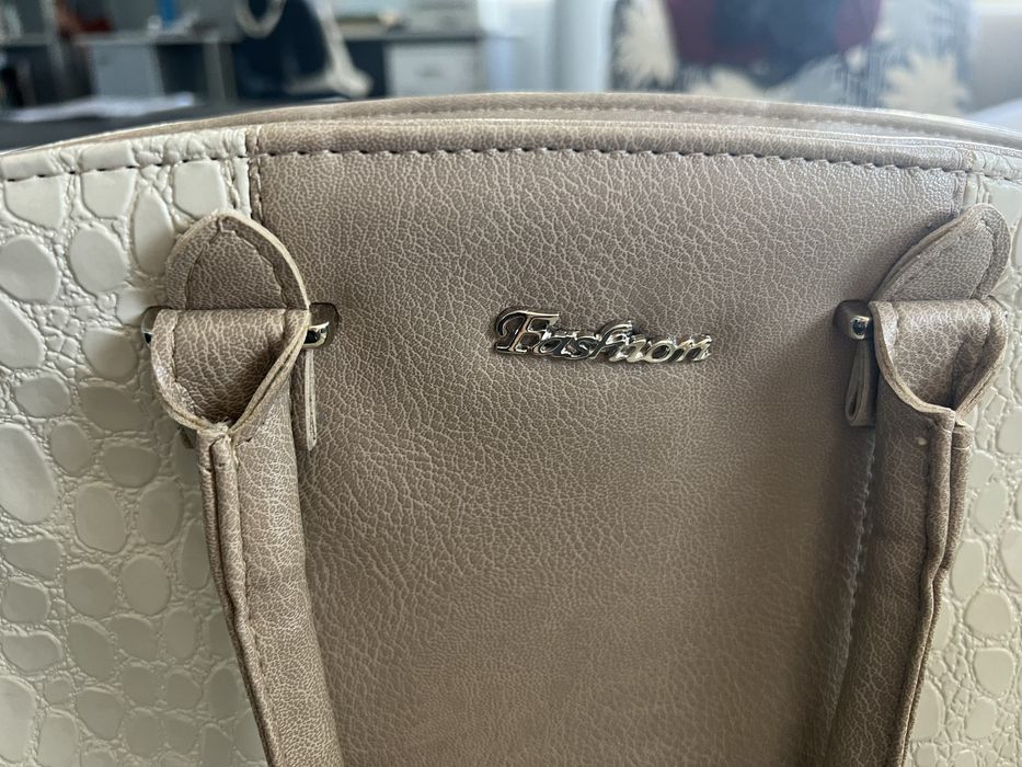 Нова чанта, лак и кожа, светло и тъмно бежово