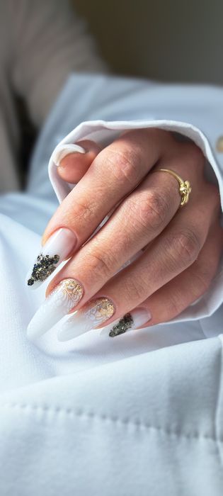 Manichiura -Eleganta si rezistenta la super pret.Manichiură cu gel. Se