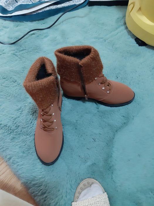 Ghete noi de dama nr.37, maro, foarte calduroase.