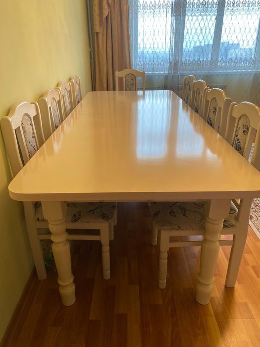 Стол и стулья в хорошем состоянии