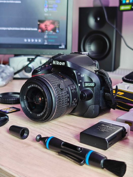 Nikon D5200 + obiectiv 18-55mm + SD card 32GB + două baterii + geantă