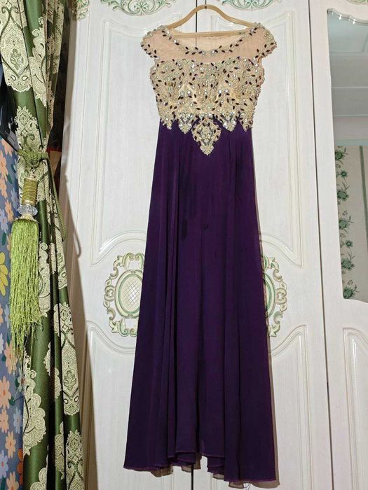 Новое вечернее платье баклажанового цвета с камнями и брошками