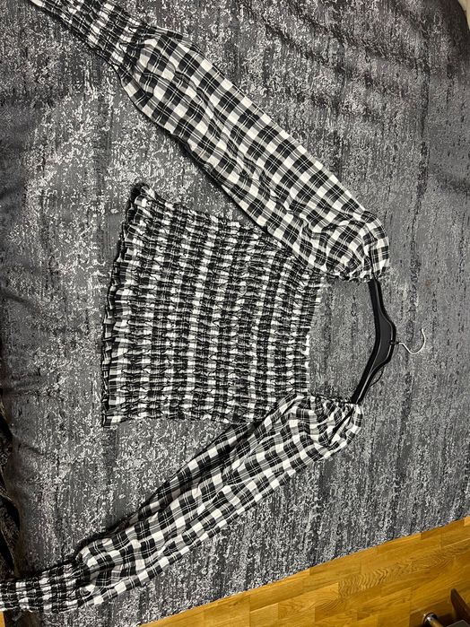 Vând bluza H&M mărimea S, combinație de culori alb și negru