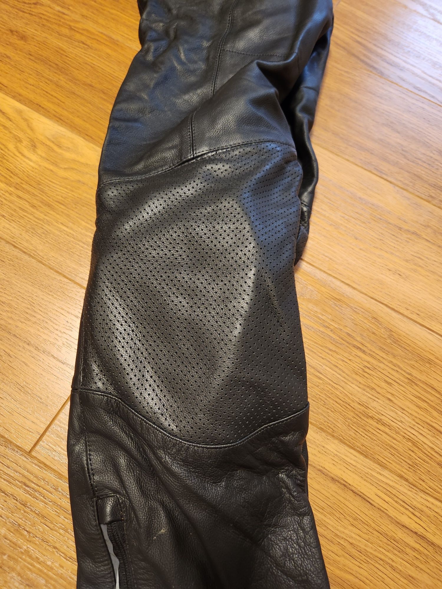 Pantaloni si geaca moto piele cu protectii genunchi si coapse