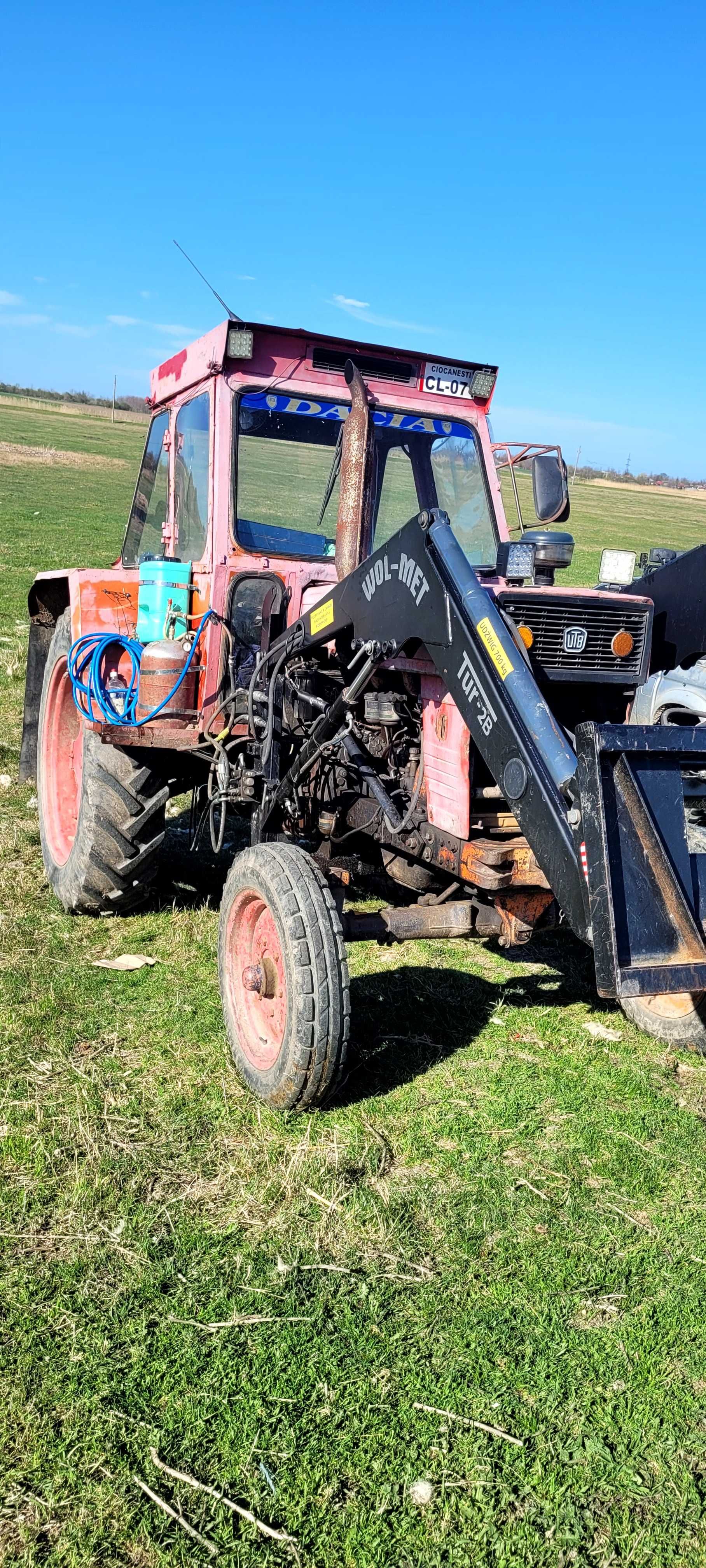 Tractor U650 cu încărcator frontal și servodirectie