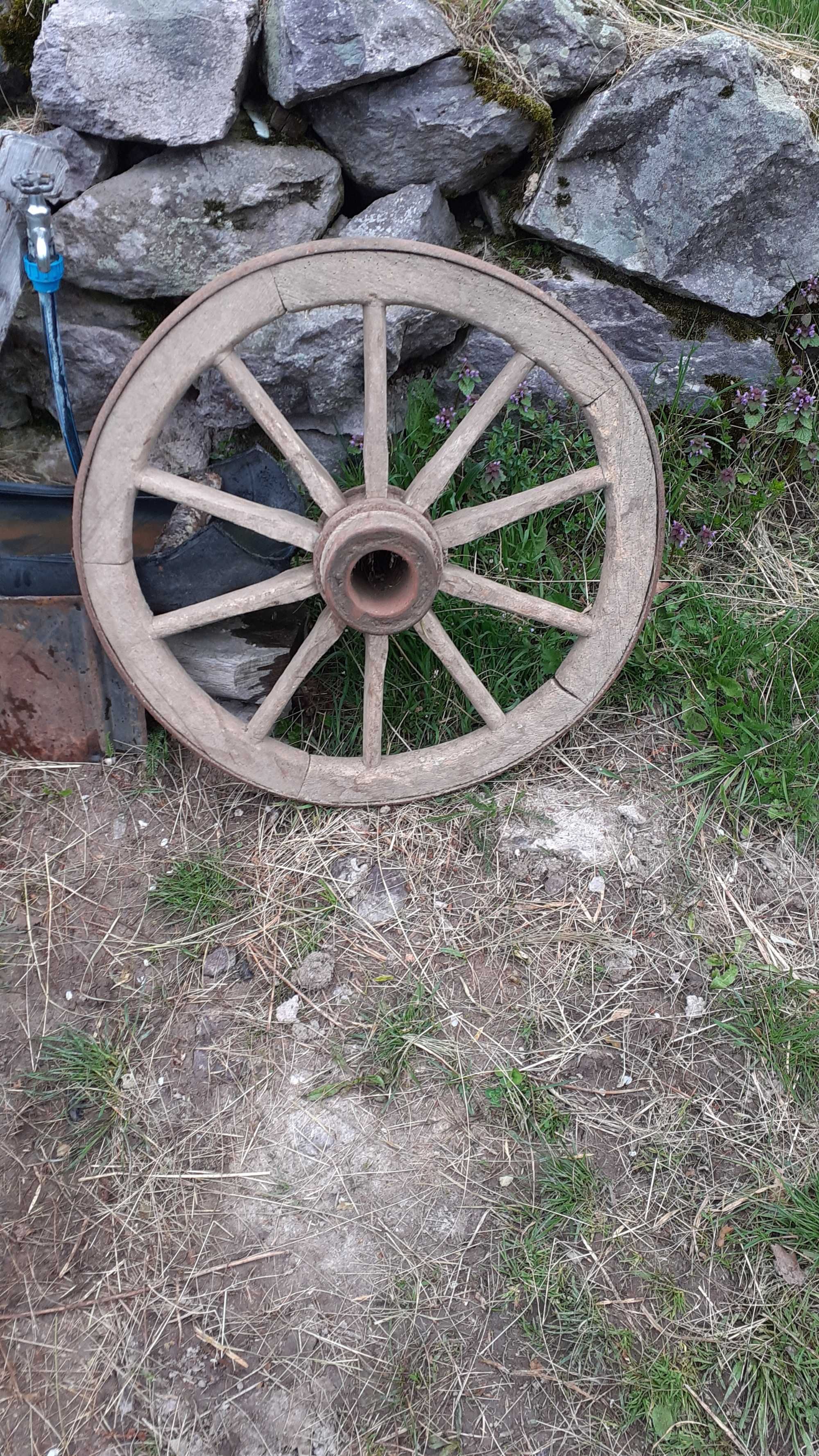 Roti car, caruta mobilier rustic
