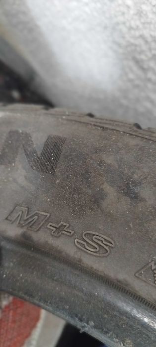 Vând anvelope m+s 235 45 17