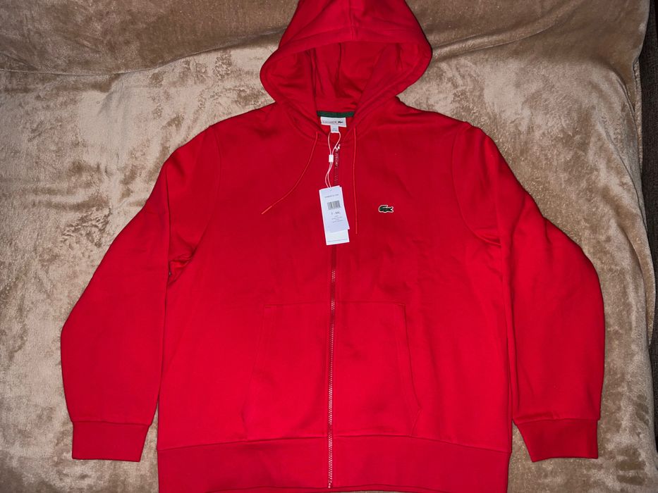 Яркая толстовка Lacoste насыщенного красного цвета, размер XXL.