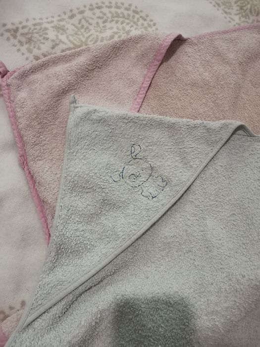 Два броя хавлийки за баня, подарък играчка