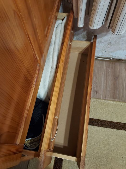 Гардероб от чамово дърво